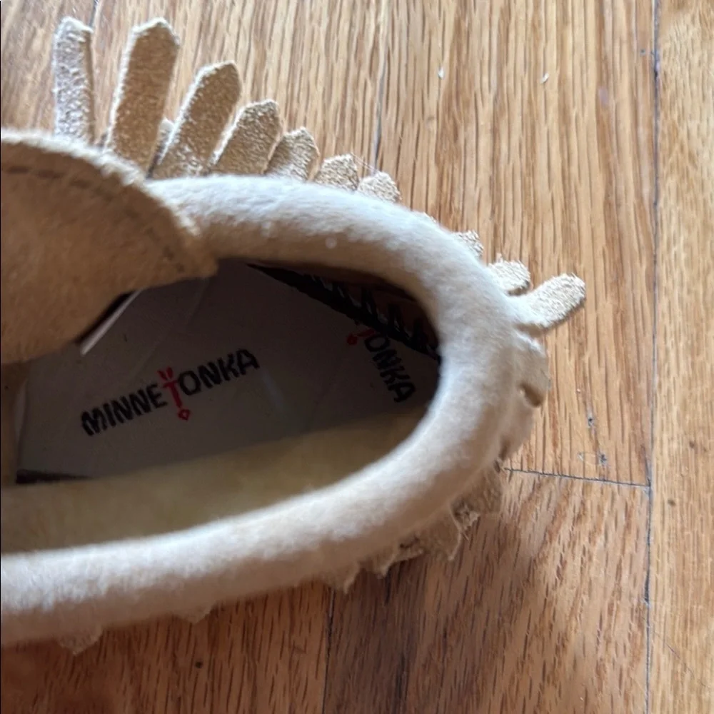 Minnetonka sz 1 Tan Suede leather Kids Moccasins great pre owned condition